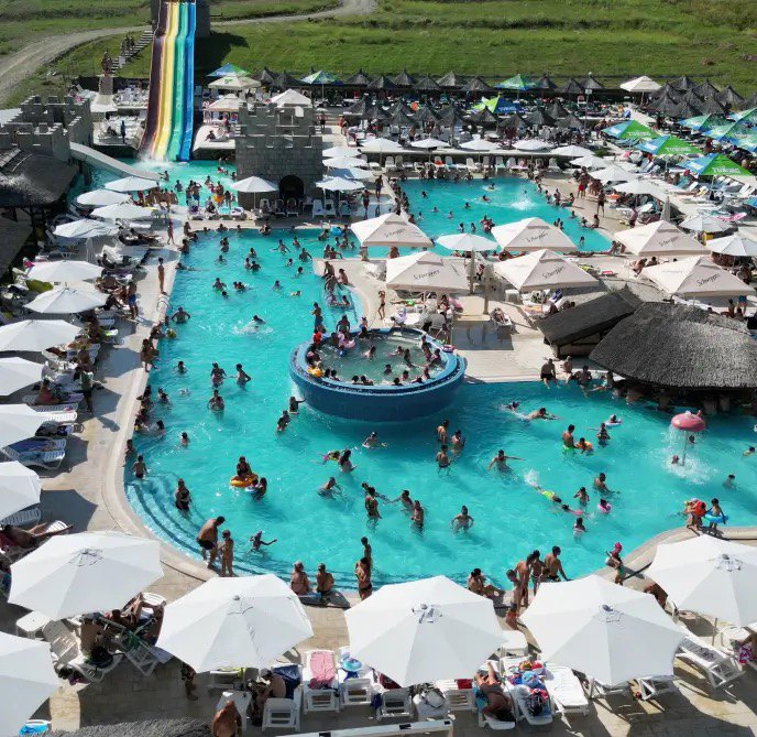 Piscinele și toboganele Aprilia Park din Sănătești