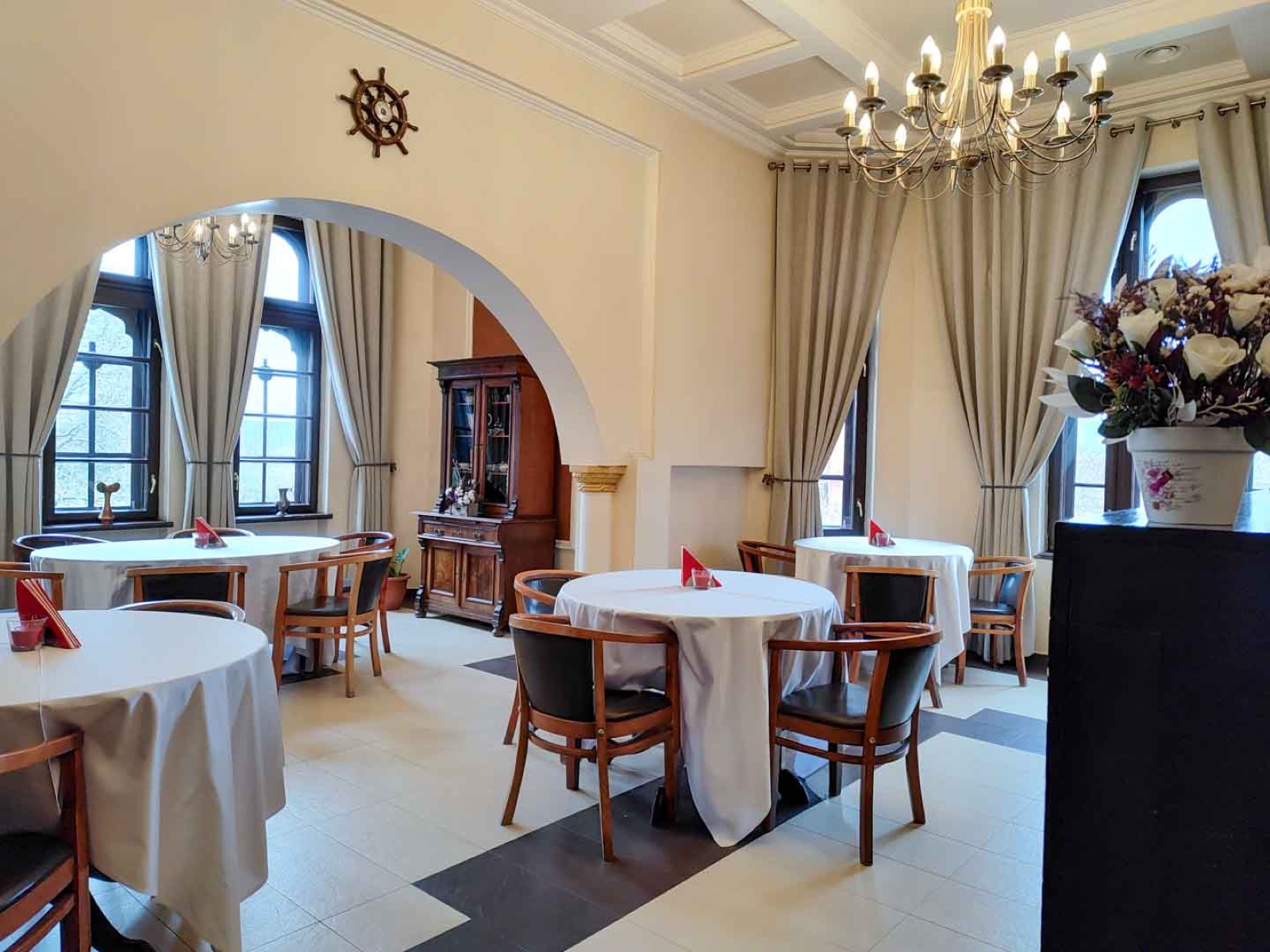 Salonul restaurantului clasic Casa Danielescu, Târgu Jiu