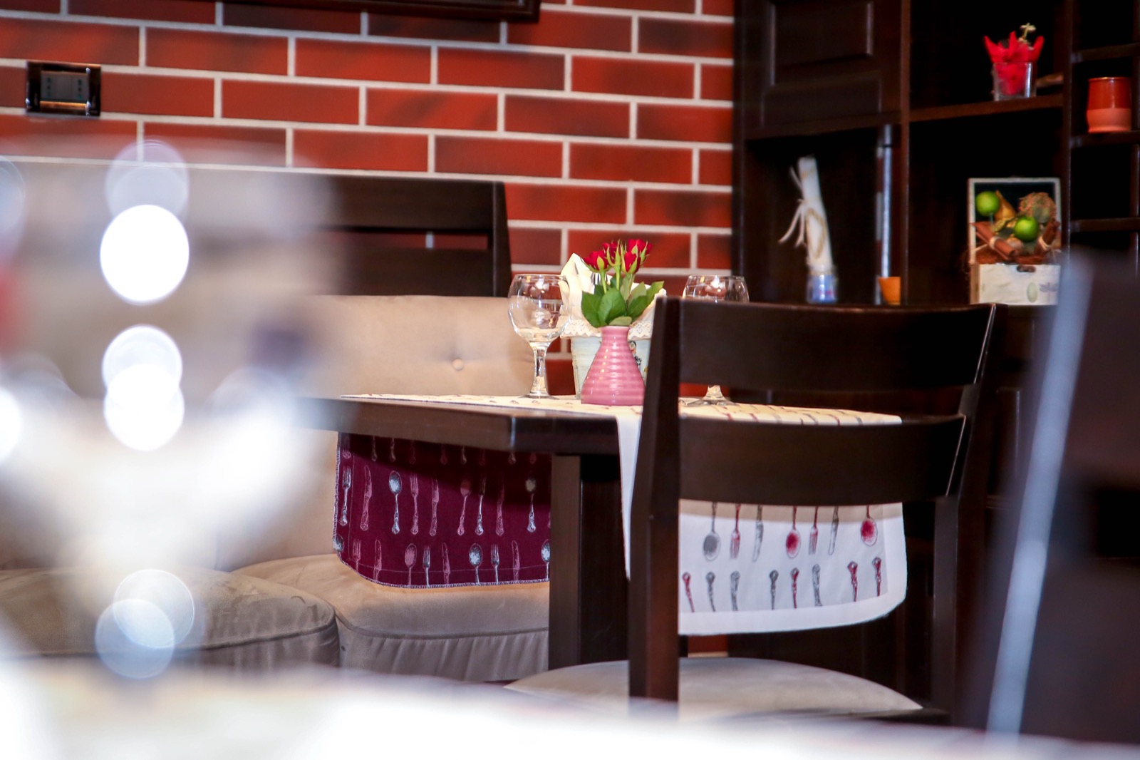 Mese în restaurantul Casa Vera din Târgu Jiu
