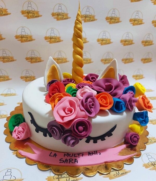 Tort personalizat de la Cofetăria Mona, fotografiat pe fundalul cu marca proprie.
