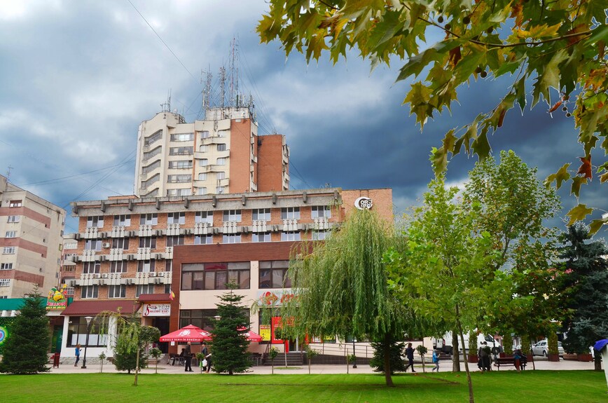 Hotel Gorj din Târgu Jiu, văzut dinspre zona pietonală de pe Calea Eroilor.