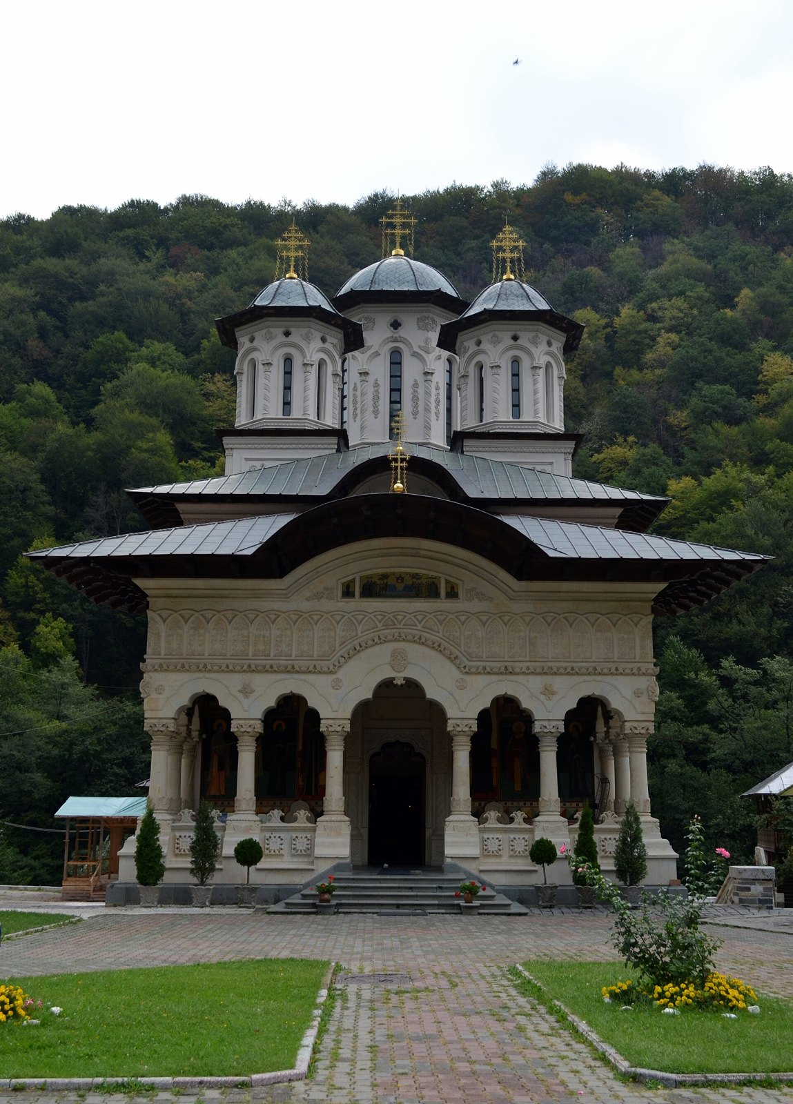 Biserica nouă a Mănăstirii Lainici, în Defileul Jiului