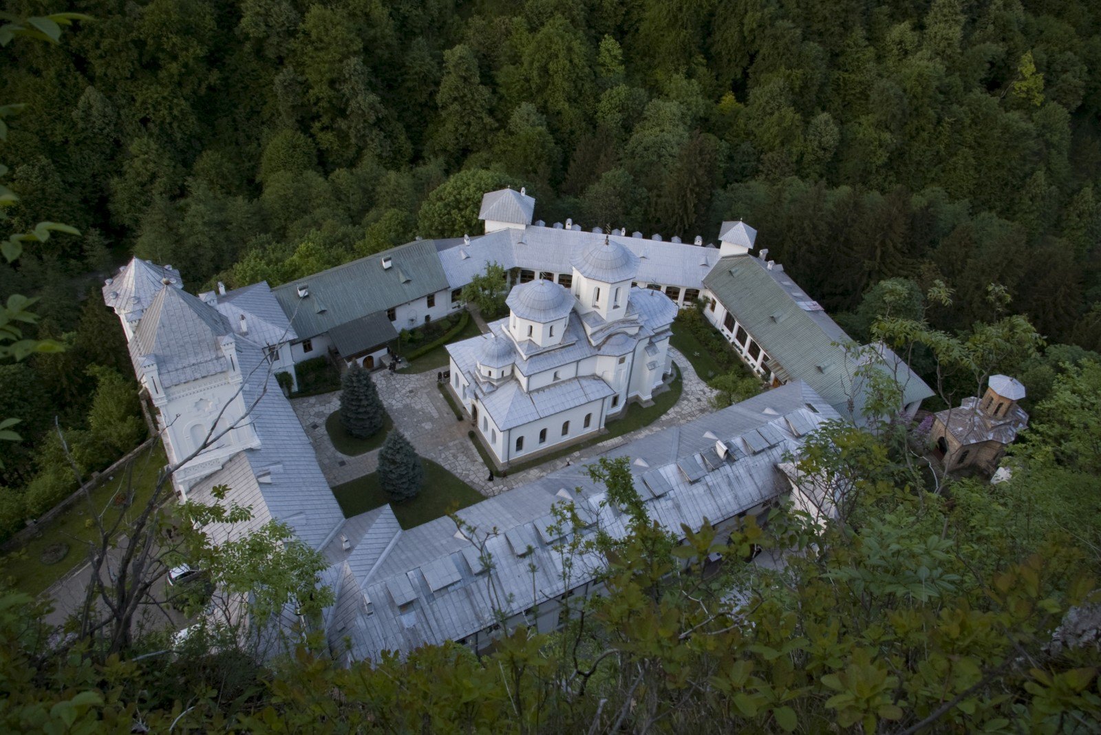 Ansamblul Mănăstirii Tismana, văzut de la înălțime
