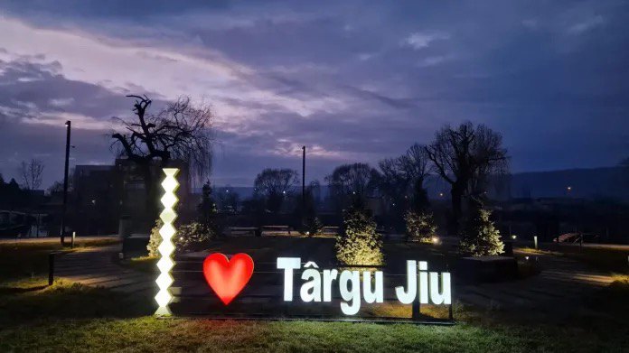 Parcul Debarcader iluminat seara, la redeschiderea din decembrie 2024
