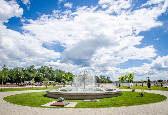 Fântână și alei în Parcul Insulița Jiului, din arhiva Edilitara