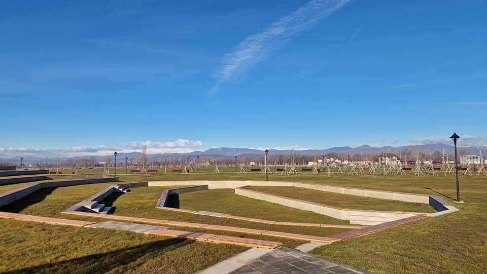 Aleile și amfiteatrul în aer liber din Parcul Narciselor, fotografie documentară din 2024