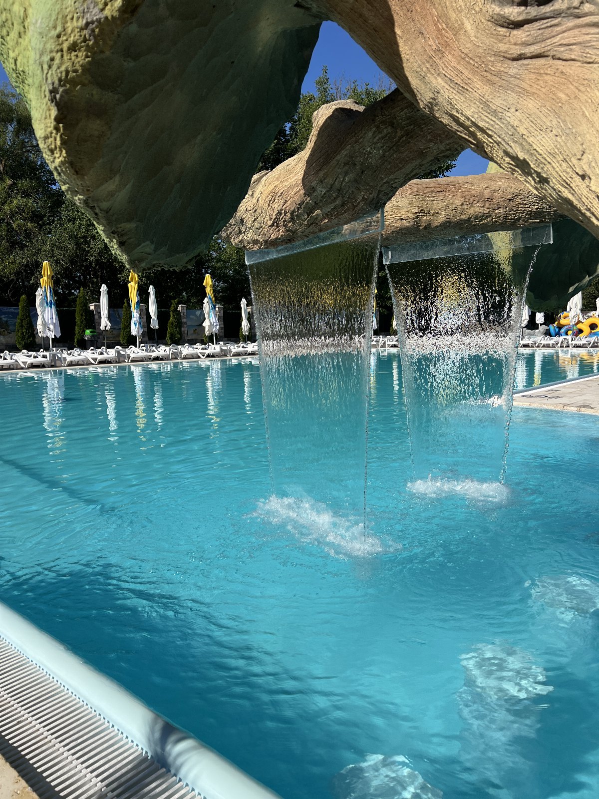 Cascadă amenajată și piscina Cipribon din comuna Bălești
