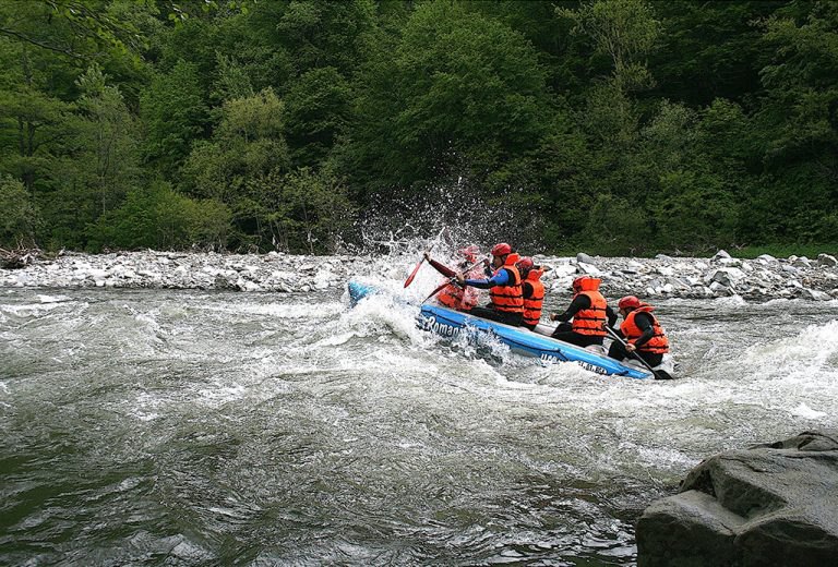 Echipaj de rafting pe Jiu, fotografie publicată de Parcul Național Defileul Jiului