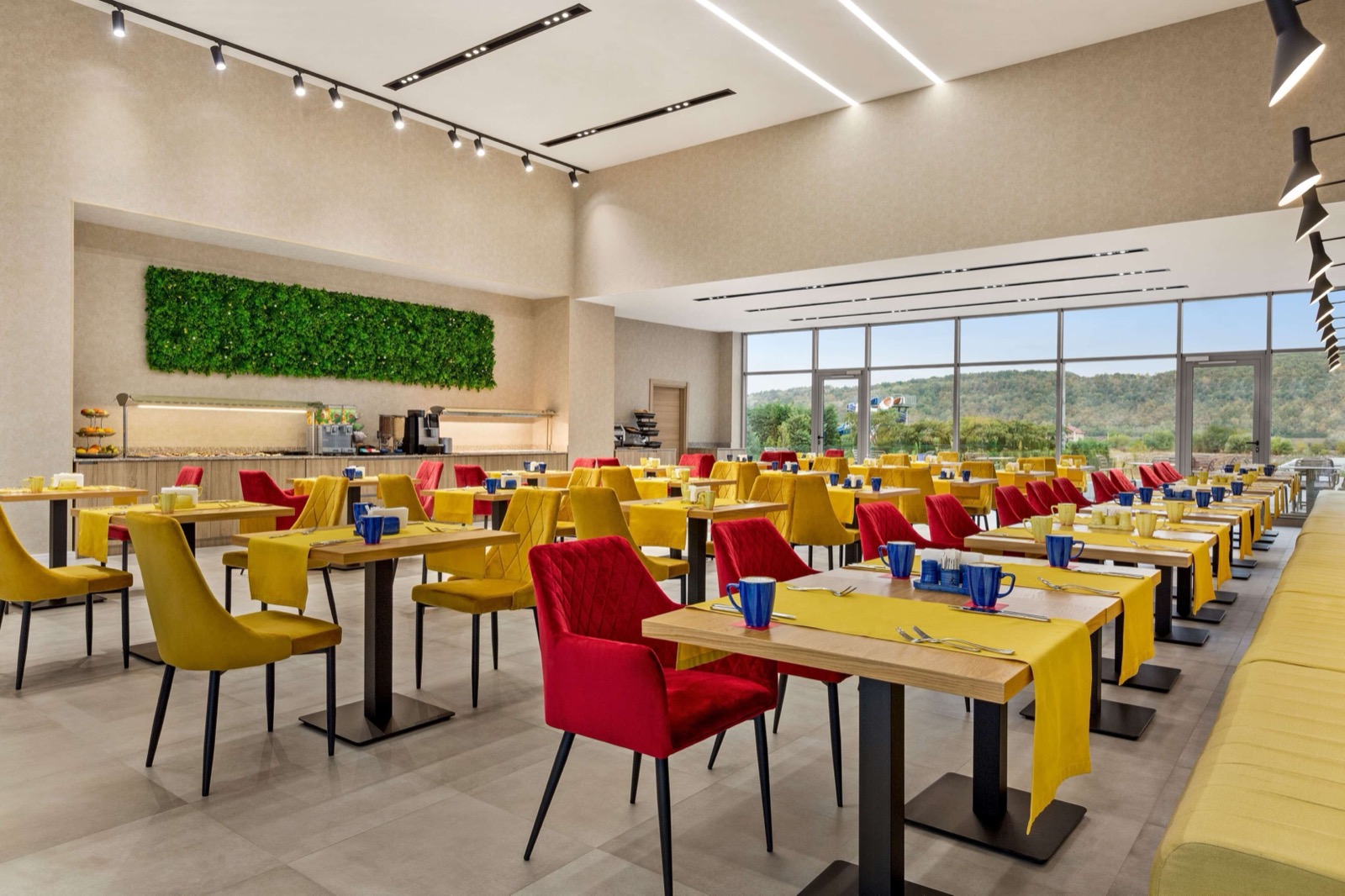 Zona de servire a mesei la Ramada by Wyndham Târgu Jiu