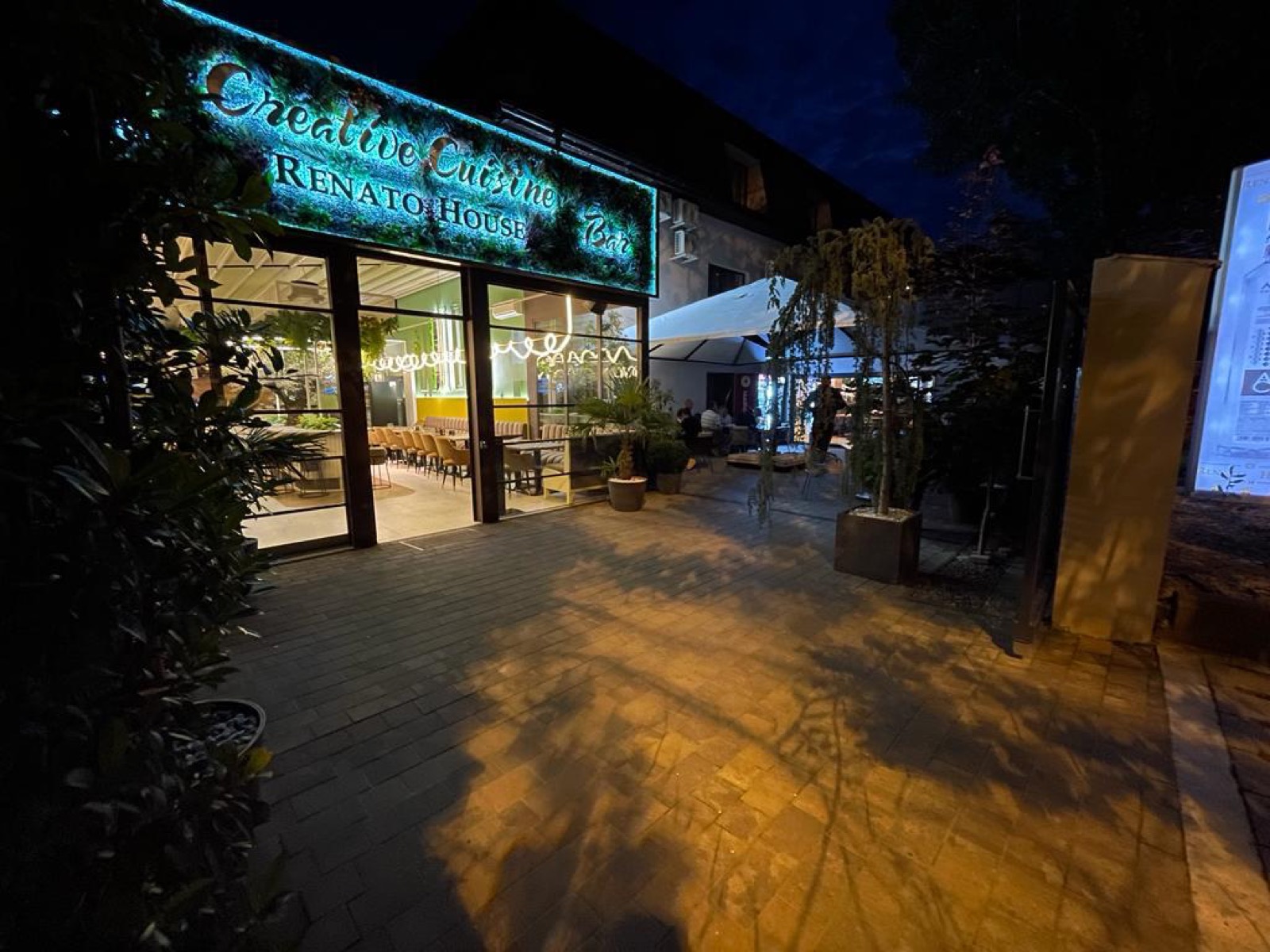 Intrarea și terasa Creative Cuisine Bar de la Renato House, Târgu Jiu