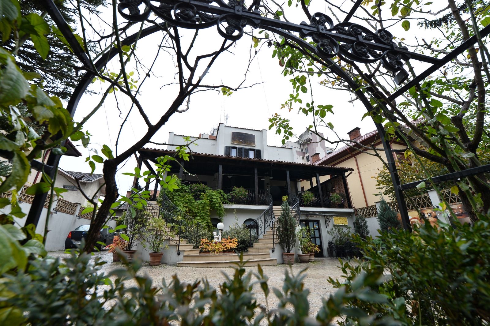 Curtea și terasa Restaurantului Antique din Târgu Jiu