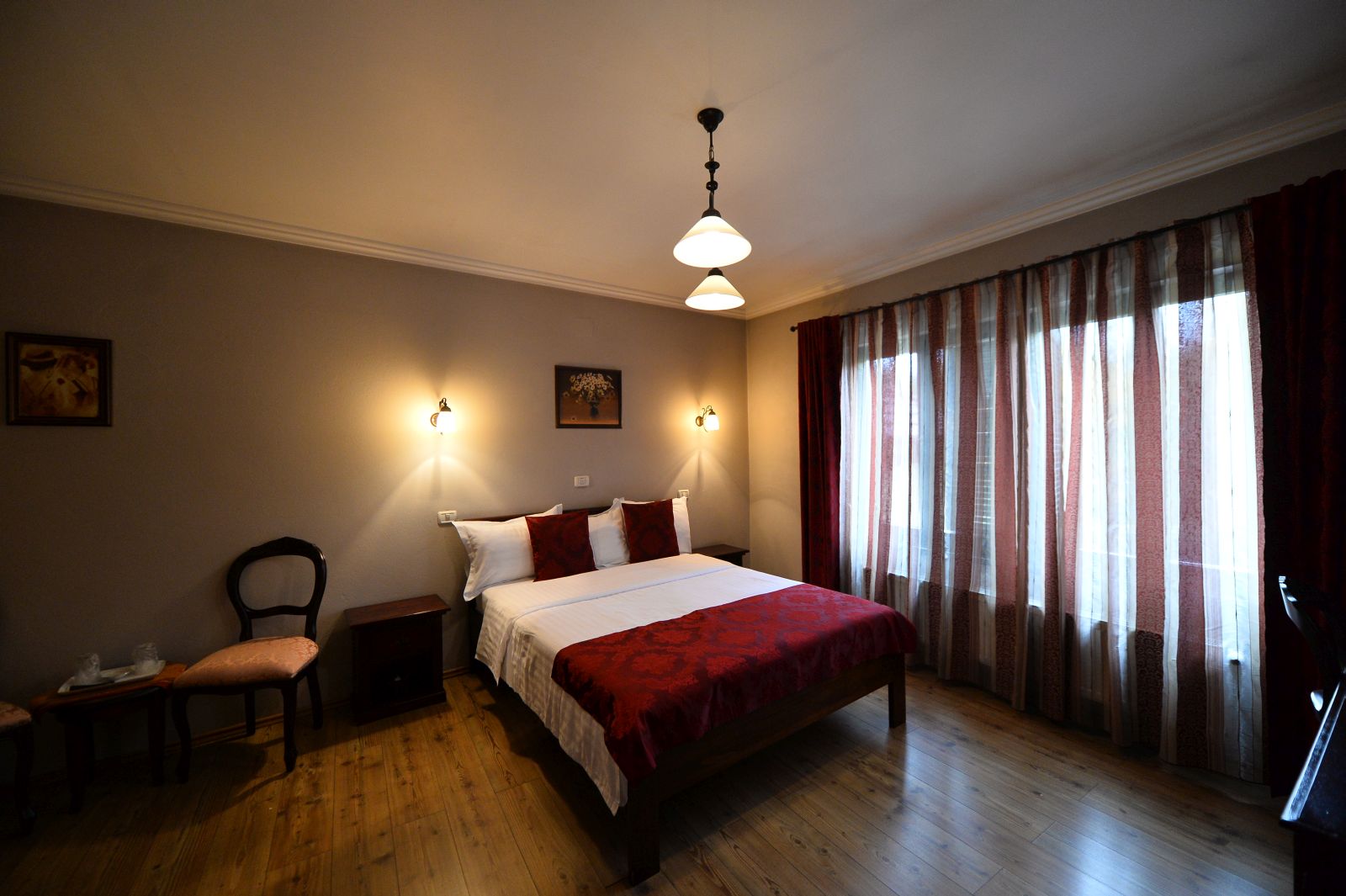 Cameră la Pensiunea Antique, Târgu Jiu