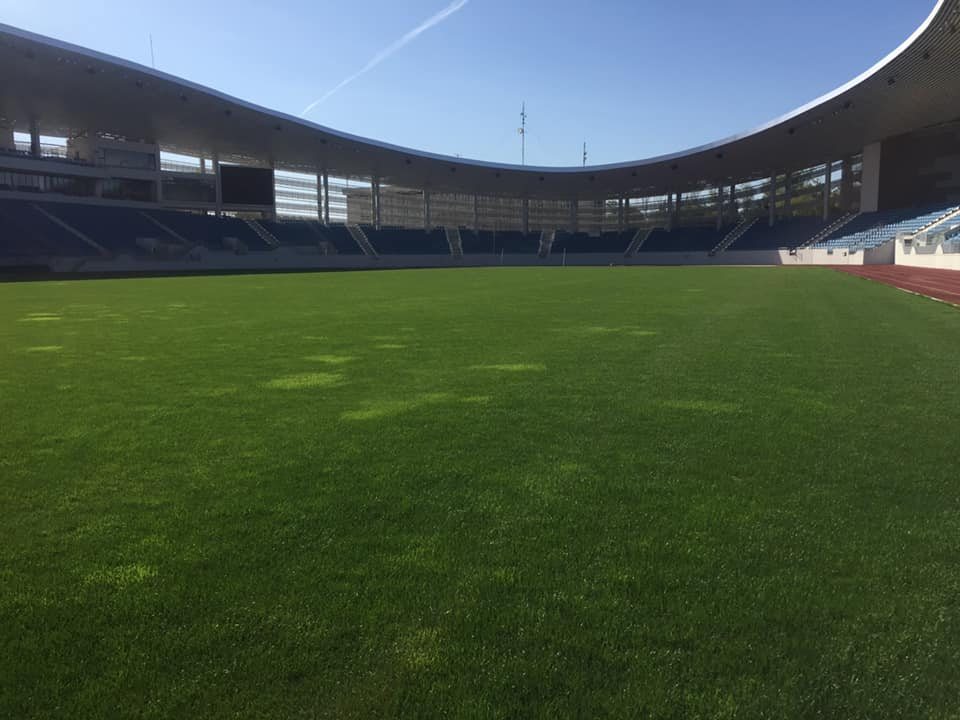 Interiorul stadionului municipal din Târgu Jiu, construit în 2019 și cunoscut în prezent ca Stadionul Constantina Diță