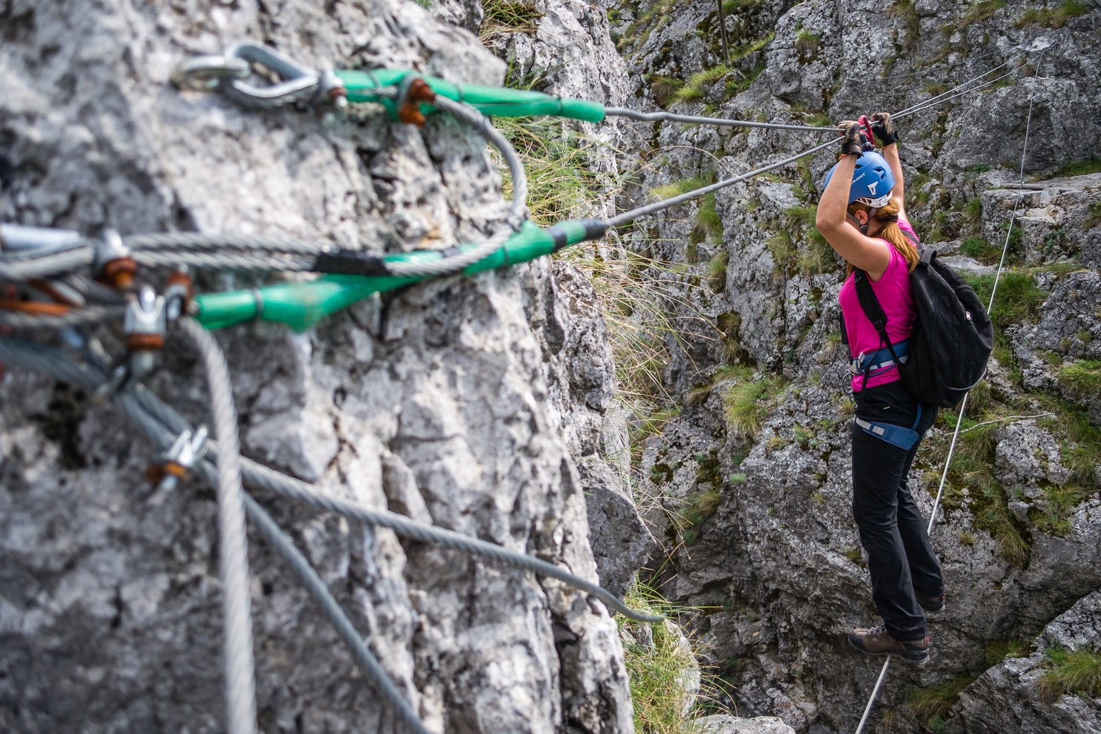 Participant asigurat pe cablu pe un traseu de via ferrata din Baia de Fier